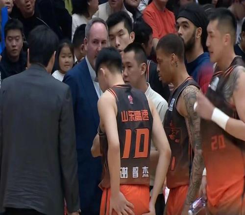山東男籃24分大勝，高詩巖15+10+11正負值+32，王證17分表現(xiàn)亮眼
