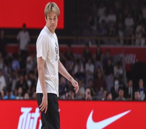 體壇聯(lián)播十人曼聯(lián)戰(zhàn)平伯恩茅斯，丁彥雨航宣布退役