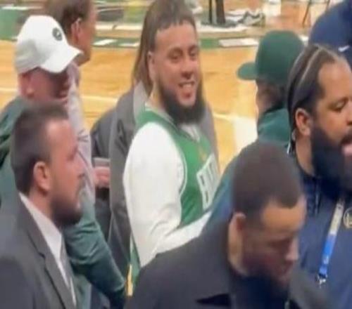一名凱爾特人主場球迷猛拽庫里胳膊被驅逐，后者滿臉不悅