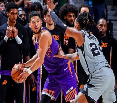 馬刺逆轉(zhuǎn)！文班34+12完成絕殺，布克22+5火箭棄將7中1，新秀犯錯