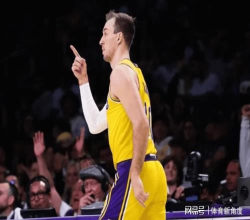 臥擦！肯納德3分絕殺，雷迪克滿心得意，東契奇技犯有隱情