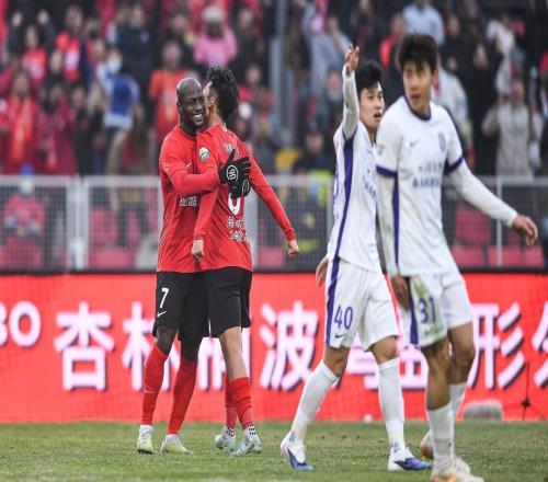 03，老牌隊(duì)被升班馬軍訓(xùn)，3輪0進(jìn)球，球迷：中超混子要降級了！