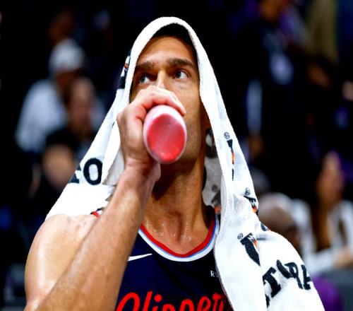 里程碑！18000分+2000帽+1000三分，冠軍中鋒，歷史獨(dú)一檔啊