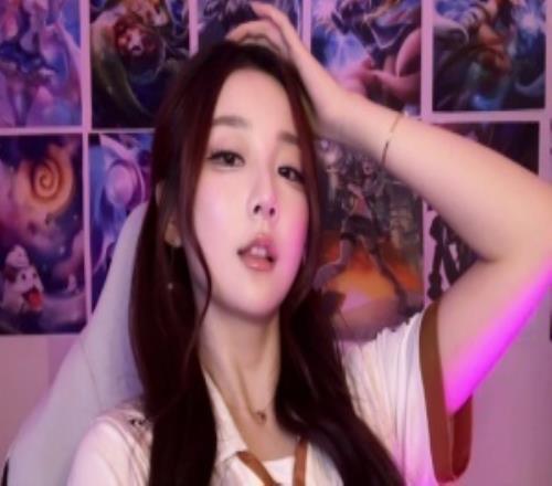 已經(jīng)穿上了G2的隊服了！解說Kitty曬照：決賽ootd