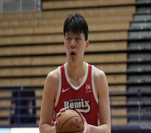 杨瀚森9投6中拿到14分11板3助3帽，正