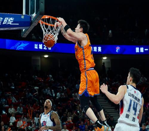 CBA排名亂了！上海重返第一，趙睿轟34分?jǐn)貧⑦|寧，廣東再遭爆冷