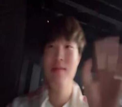 Bin賽后刷手機享受被叫來連線whzy：今天打的還行，冠軍送給你們