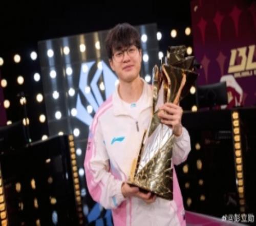 奪得先鋒賽冠軍后，Xun社媒分享自己賽后捧杯照