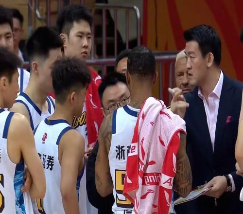 廣廈男籃加時險勝江蘇，胡金秋16+11塔克31+9+9，龐崢麟15分7助攻