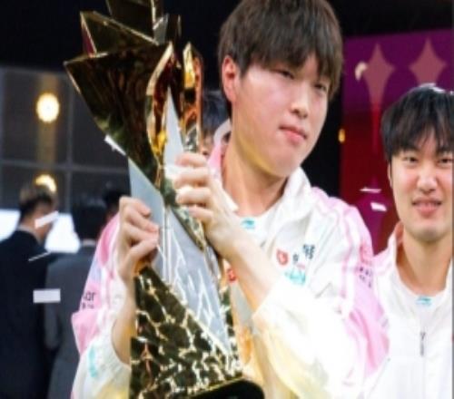 官方認證！LOL官方分享Bin捧杯照：世界第一上單