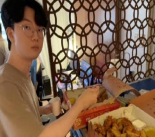 BLG發(fā)布選手動態(tài)：掉落一個訓(xùn)練室角落里努力干飯的AD