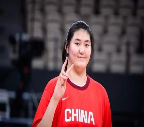 女籃又涌現(xiàn)一長人，14歲，2米15，驚艷全明星，未來或聯(lián)手張子宇