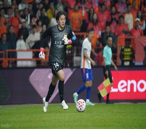 泰山0比4慘敗玉昆，球迷指出三位主力表現(xiàn)平平，急需調(diào)整爆發(fā)