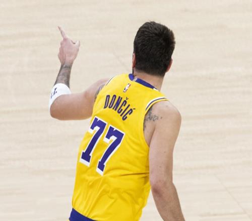 場(chǎng)均40分8板7助，21世紀(jì)獨(dú)一無二紀(jì)錄，被東契奇達(dá)成，1.6億真值