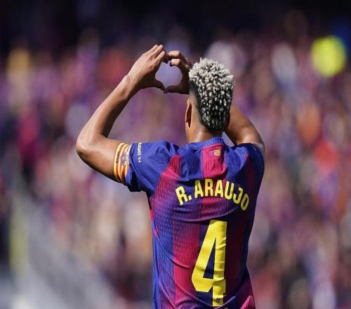 體壇聯(lián)播曼城捧起聯(lián)賽杯冠軍獎(jiǎng)杯皇馬3比2逆轉(zhuǎn)馬競(jìng)