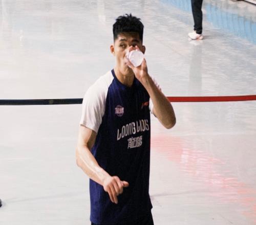 CBA賽后握手引發(fā)沖突，李祥波觸碰民族團結(jié)紅線，恐面臨重磅罰單