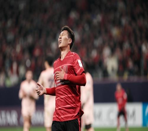 看不懂，在俱樂部踢不上球卻能進(jìn)國足，球迷：邵佳一看上他啥了