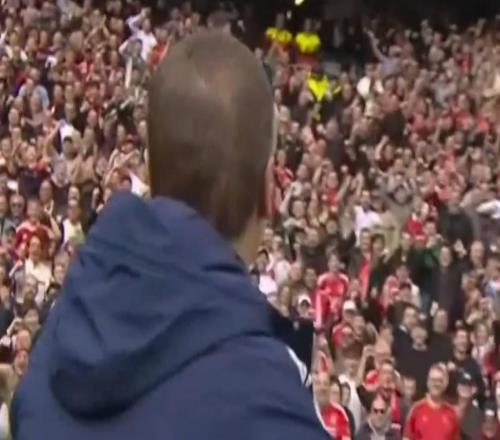 執(zhí)教森林英超首勝+贏下關(guān)鍵戰(zhàn)，佩雷拉賽后與球迷瘋狂慶祝