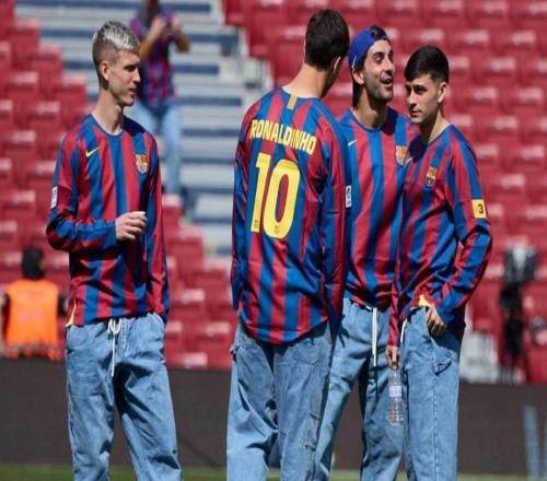 巴薩球員身穿小羅的10號球衣踩場熱身，給他昨天的46歲生日慶生