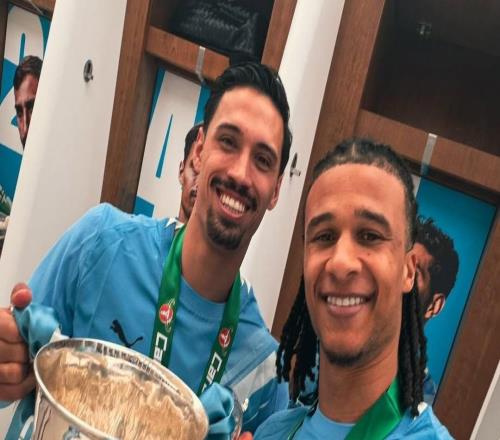 賴因德斯曬與獎(jiǎng)杯合照：很自豪在這里贏得曼城生涯首冠