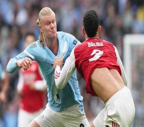 無緣四冠王的阿森納，被無數回旋鏢擊穿了