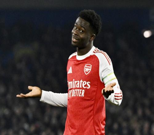 萊因克爾認為薩卡在防守方面承擔了過多責任，突破多人防守遇到困難_英超直播