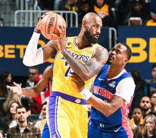 出手数不多，詹姆斯10中4取12分9板10