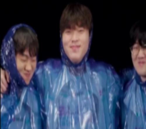 BLG選手的含水憋笑挑戰(zhàn)：贏下全球先鋒賽時(shí)的反應(yīng)會(huì)是