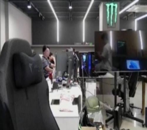 Guma直播遇Zeka流鼻血：都說讓你不要再挖鼻孔了挖那么深！