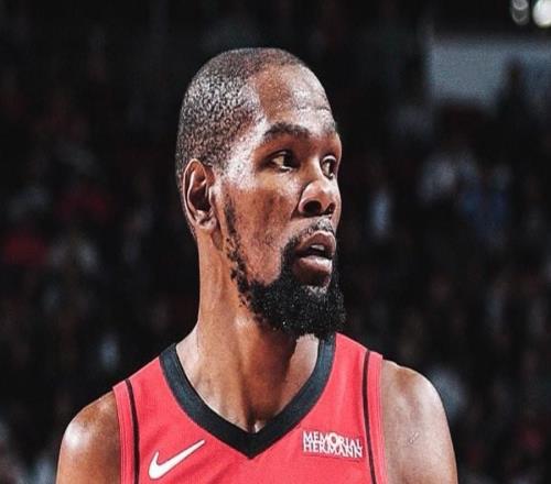 鐮刀白揮了，杜蘭特23中15砍40分7板5助，正負(fù)值18全場(chǎng)最低