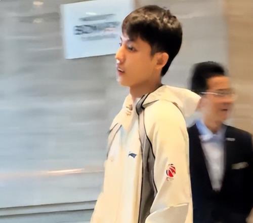 广东队抵达顺德！徐杰情绪低落，胡明轩
