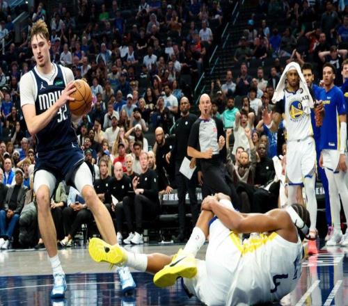 尊重,独行侠队库珀弗拉格向勇士队摩西穆迪表达了真挚的慰问