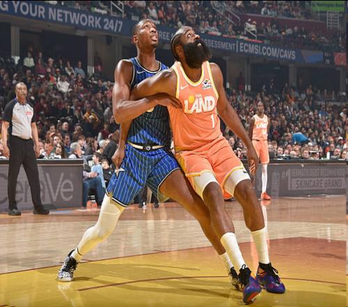 哈登上半场22分米切尔全场狂轰42分