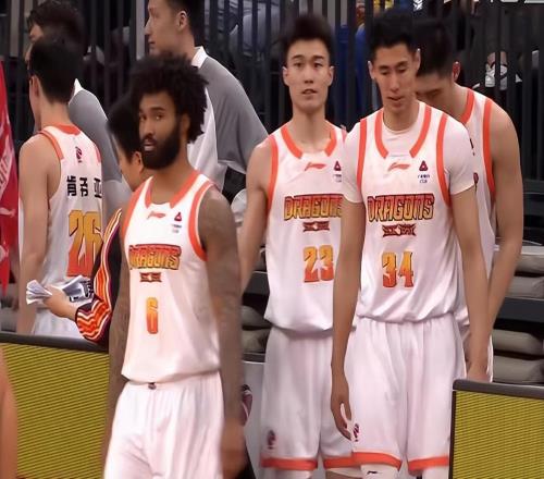 绝杀英雄连续拉胯,两战10中1仅得3分,球迷:你只能撞狗屎运