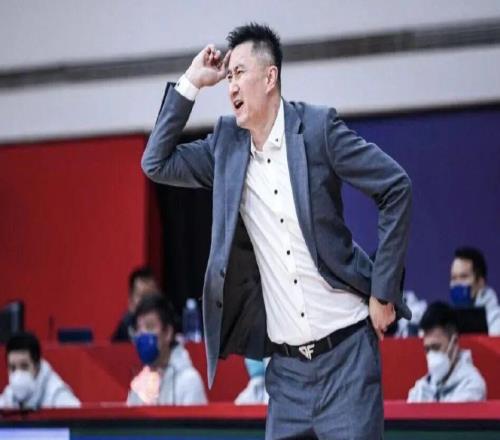 廣東9351四川，胡明軒多次三不沾，薩姆納一人打花比賽，陳家政單節20分打臉杜鋒