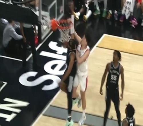 舉火燒天!楊瀚森接球順下單臂隔扣班克斯,目前9中9獨攬20分