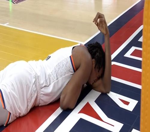 CBA再現(xiàn)蓄意傷人！白邊遭惡漢暴力拉拽頸部，滬迷：阿日下手輕了