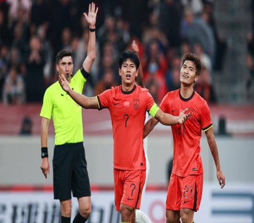 離譜U23國(guó)足紅星勸架反染紅!中超名哨解禁后又造爭(zhēng)議:假公平