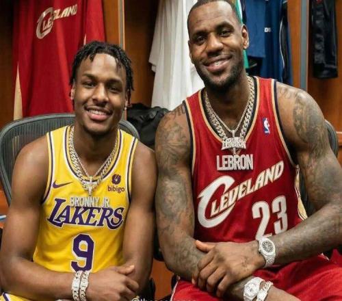 哇哦！布朗尼出息了，取代克神，進入了輪換