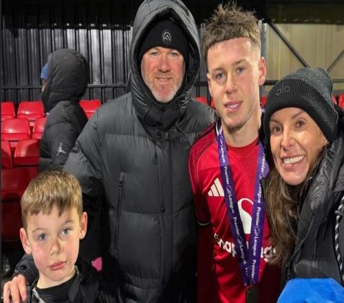 自豪，魯尼夫婦見證兒子凱隨曼聯(lián)U16奪得英超聯(lián)賽盾杯冠軍