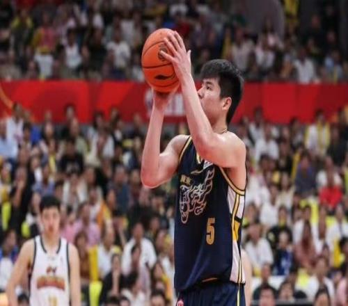 廣東男籃最新動態(tài)！杜峰回懟記者發(fā)言引不滿，胡明軒被批不配頂薪，徐杰狀態(tài)回歸