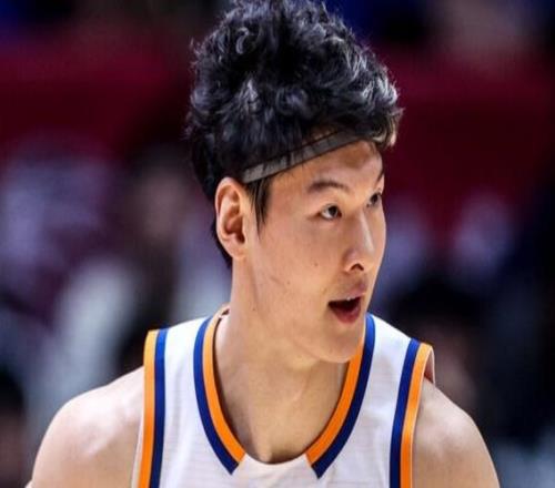 11連勝升聯賽第一！上海32分狂勝山西李弘權27+7三分李添榮18分