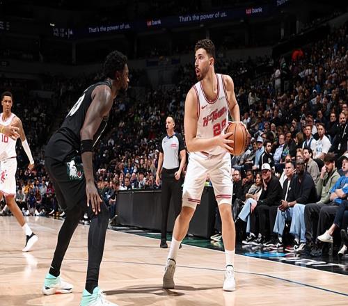 內線支柱再次打出了攻守兼備的表現,但火箭的戰績還在不斷下滑