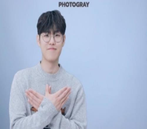 T1打野Oner分享照片:人生四格連拍