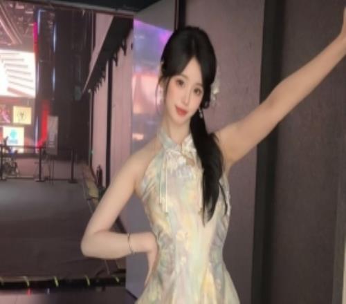 永劫主持人婭鴿曬照:昨天的照片先來啦!