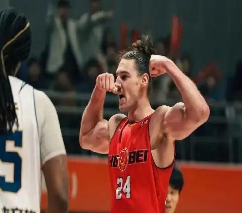 2米15內線抵達與球隊會和,正式加盟CBA