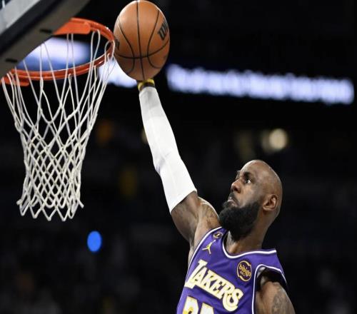 詹姆斯：東契奇負(fù)責(zé)掌控節(jié)奏我負(fù)責(zé)快攻前沖，這是我擅長的事