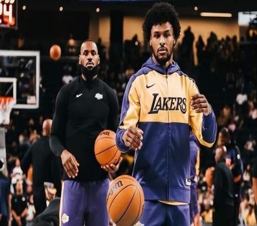 湖人大胜篮网詹姆斯助攻全队第一,与布朗尼父子连线开创NBA先河