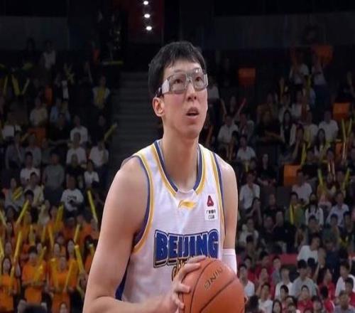 罰球7中1太糟糕！周琦戰(zhàn)舊主3分9板1帽末節(jié)統(tǒng)治禁區(qū)完成“救贖”