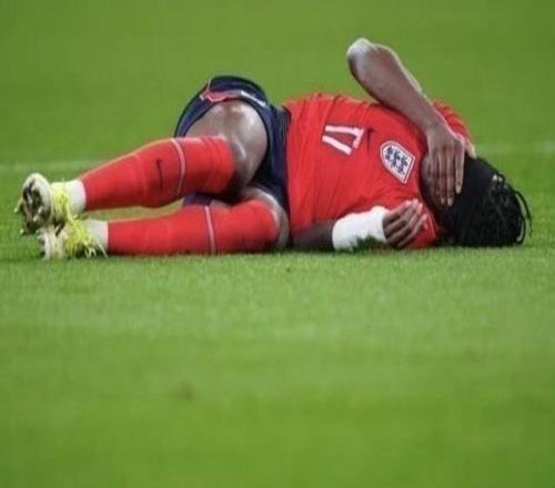 出場(chǎng)38分鐘便被換下，天空體育記者：馬杜埃凱可能是左膝受傷